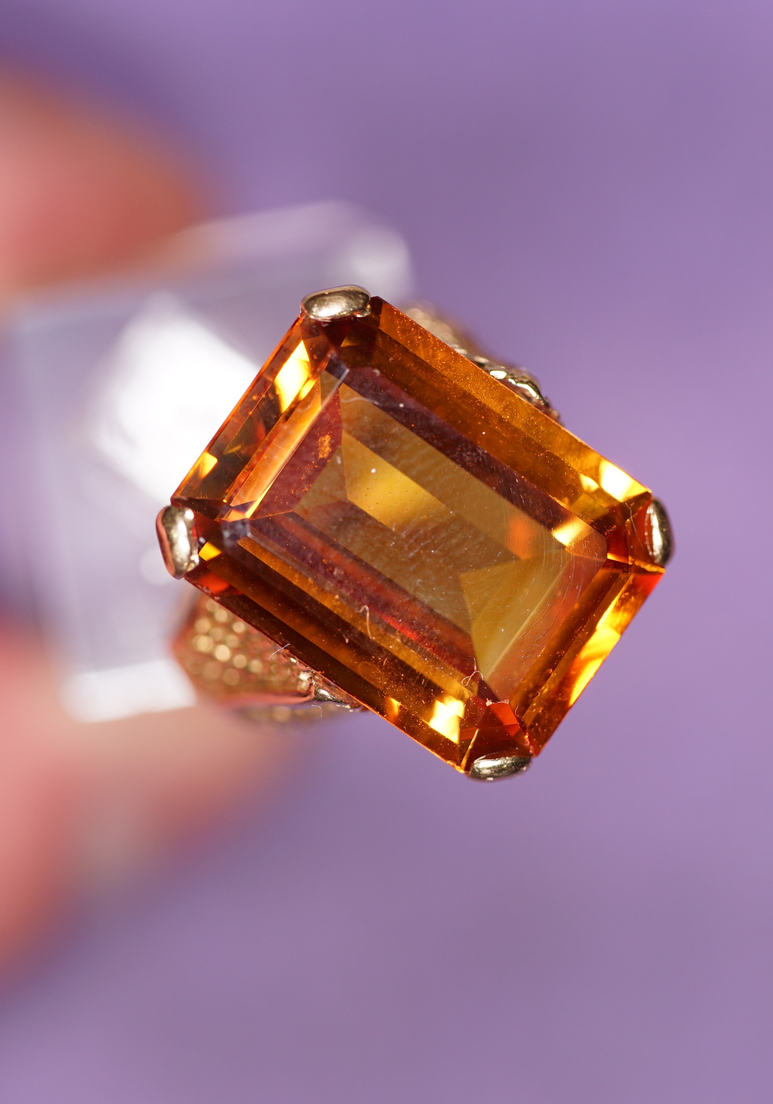 Anillo en oro amarillo con una espinela naranja. Año 1920