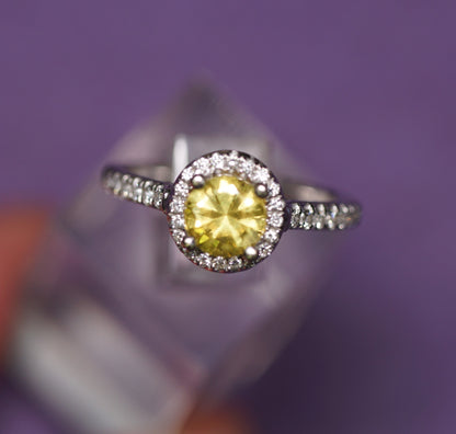 Anillo en oro gris con un zafiro amarillo. Año 1838-1990