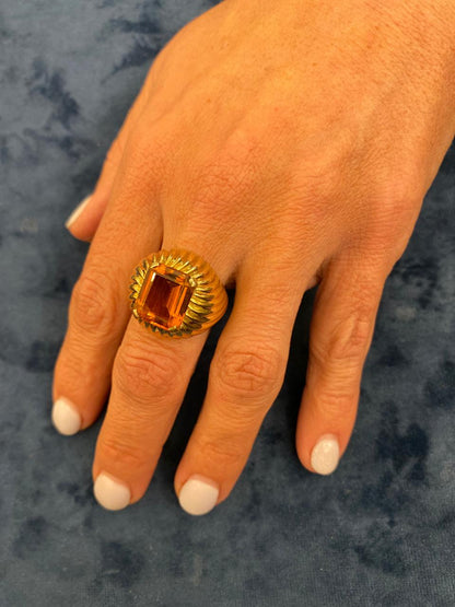 Anillo de oro amarillo con topacio naranja. Año 1920