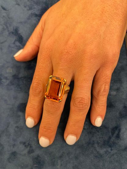 Anillo en oro amarillo con una espinela naranja. Año 1920