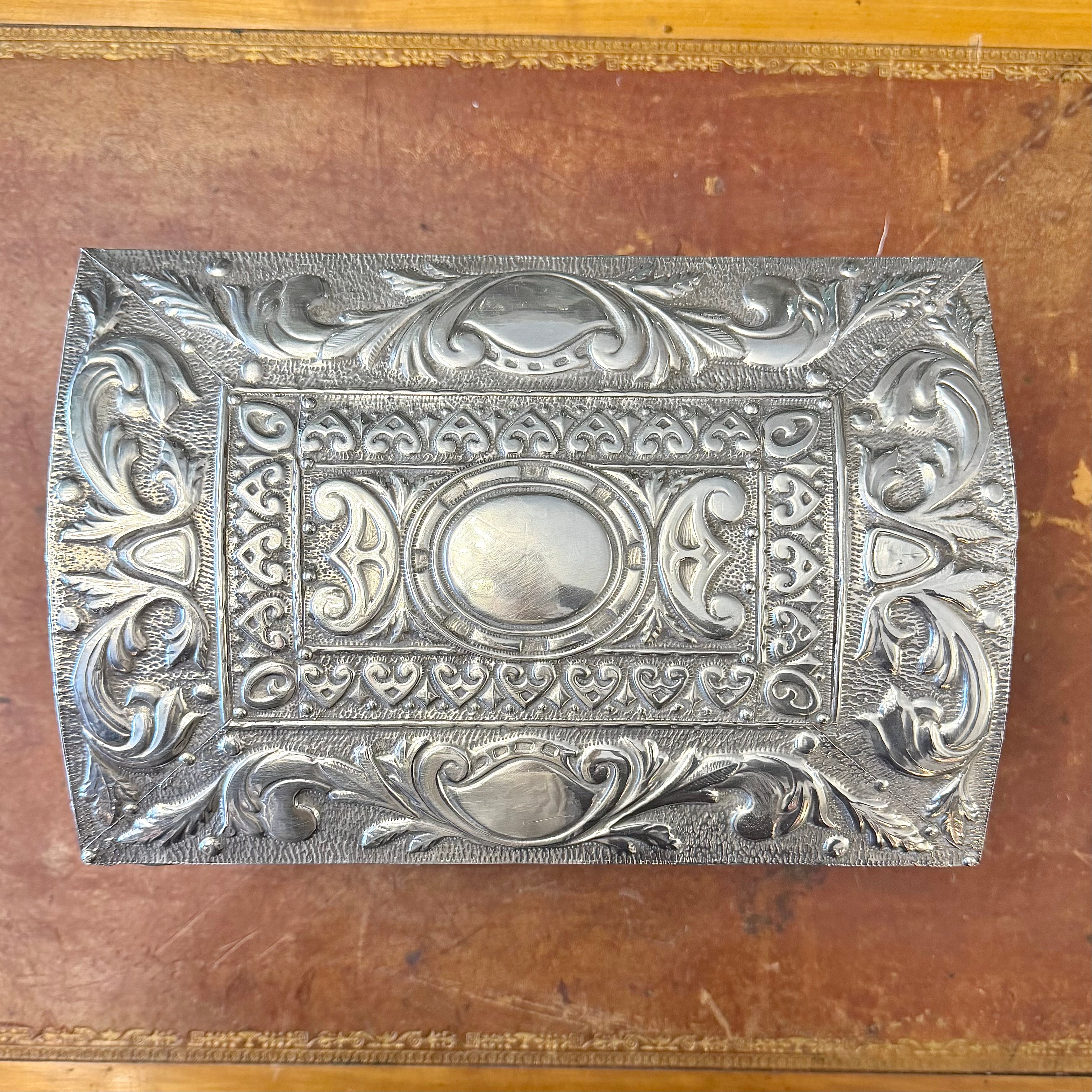 Espectacular caja de plata labrada época colonial. Bolivia SXVIII