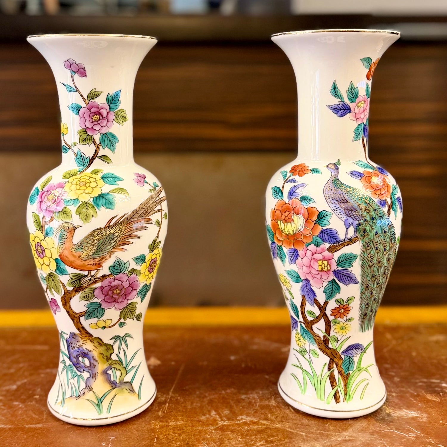 Par de floreros de porcelana japoneses con pavos reales. Japón SXX