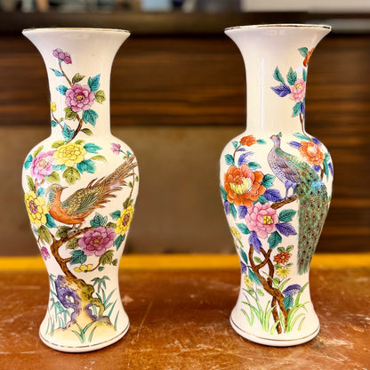 Par de floreros de porcelana japoneses con pavos reales. Japón SXX