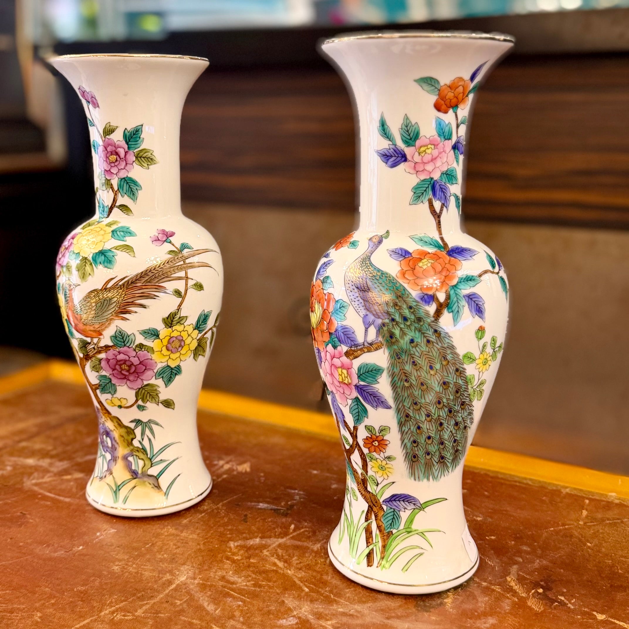Par de floreros de porcelana japoneses con pavos reales. Japón SXX