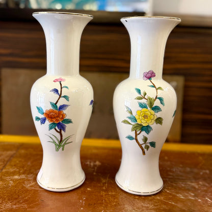 Par de floreros de porcelana japoneses con pavos reales. Japón SXX