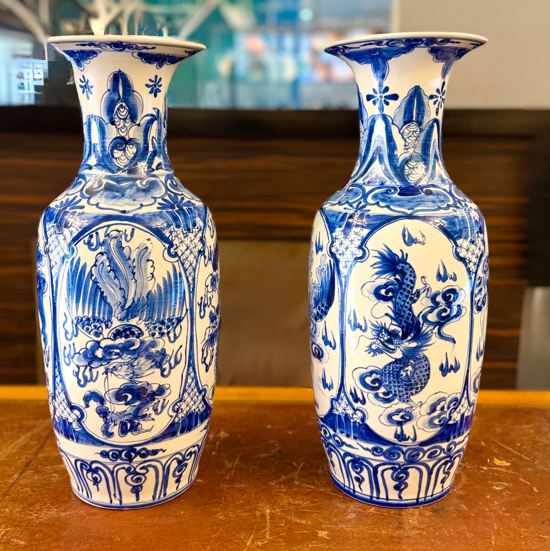 Par de jarrones chinos de porcelana blanco y azul. China SXIX