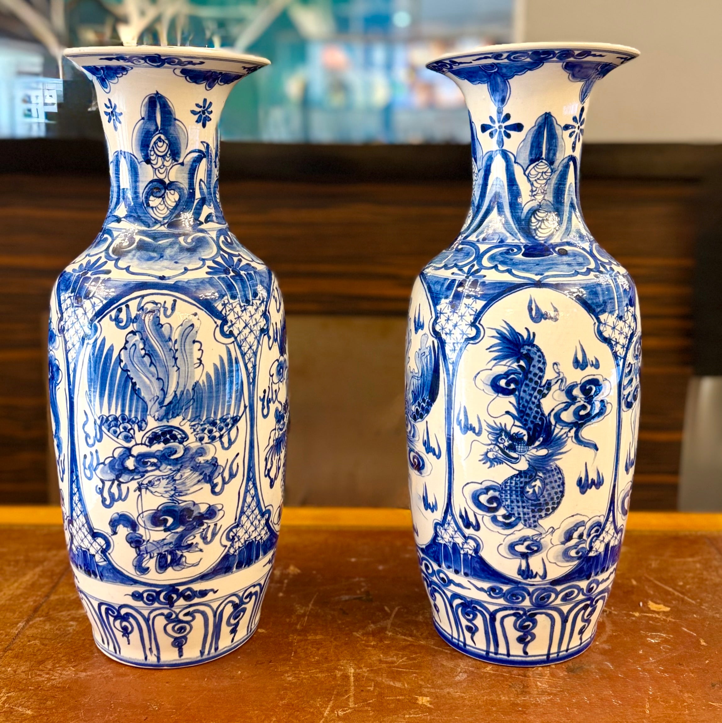 Par de jarrones chinos de porcelana blanco y azul. China SXIX