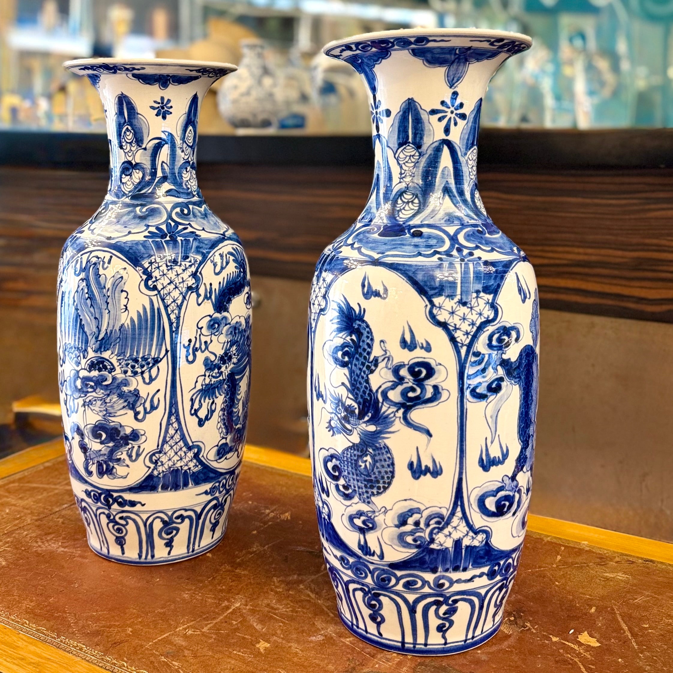 Par de jarrones chinos de porcelana blanco y azul. China SXIX