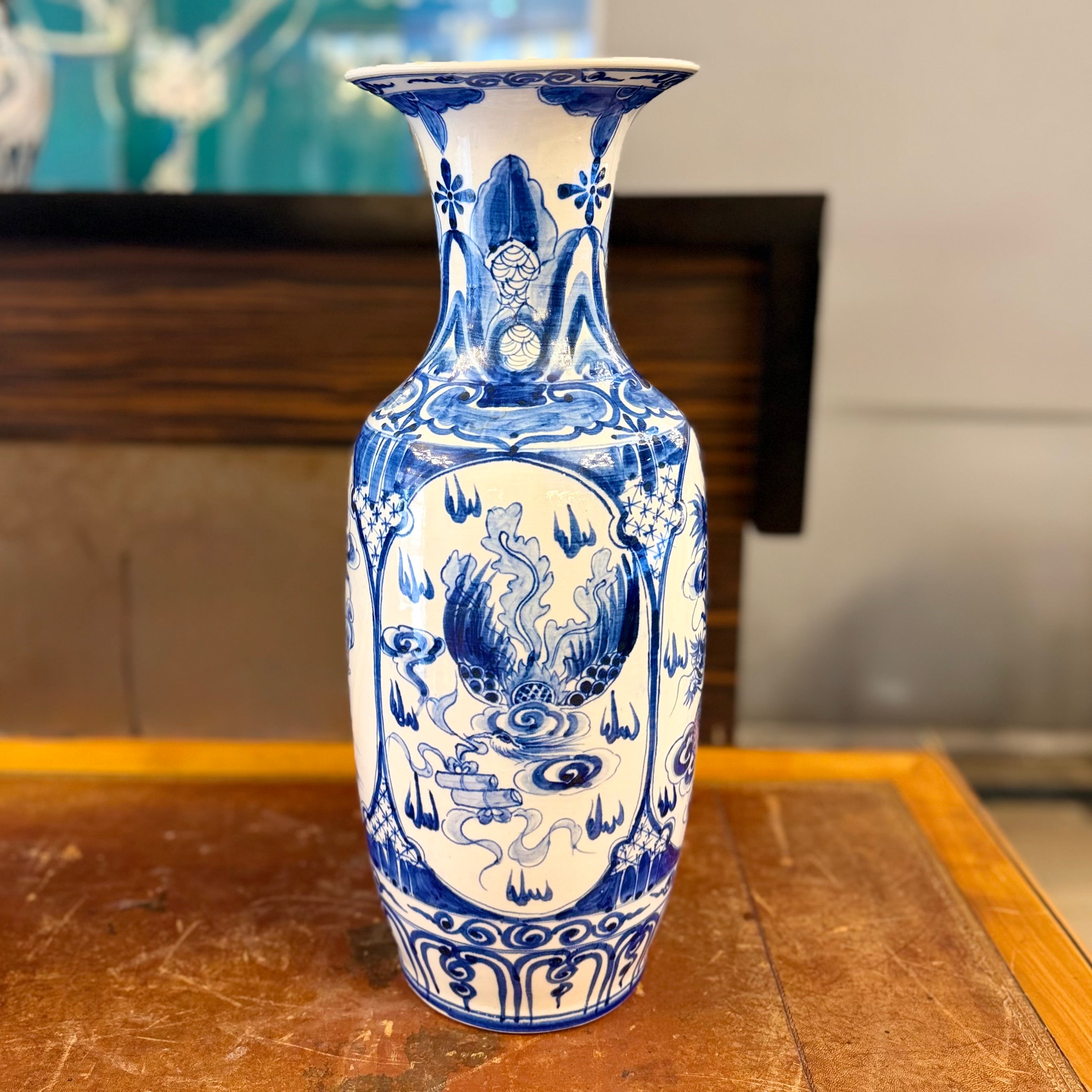 Par de jarrones chinos de porcelana blanco y azul. China SXIX