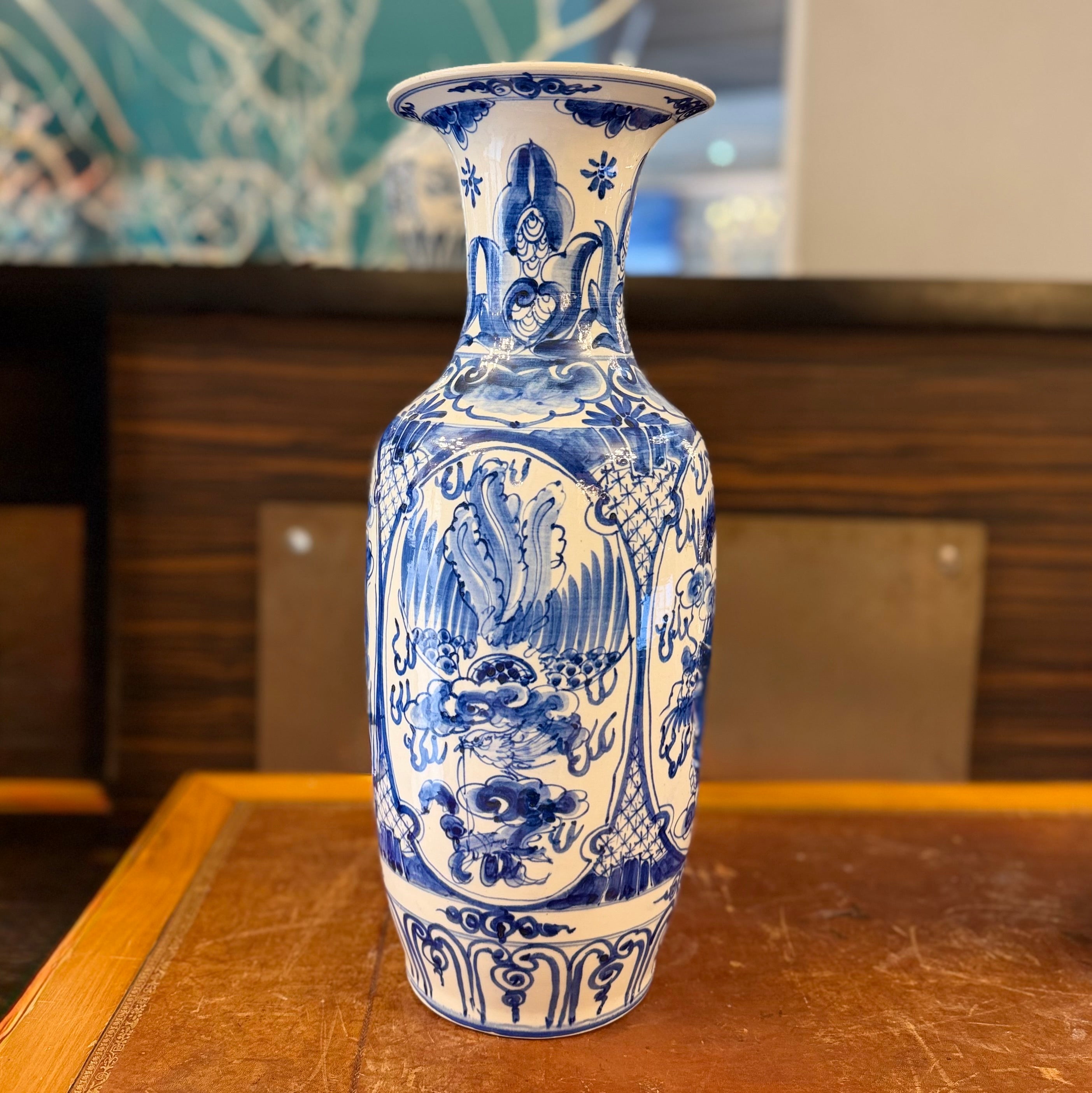 Par de jarrones chinos de porcelana blanco y azul. China SXIX