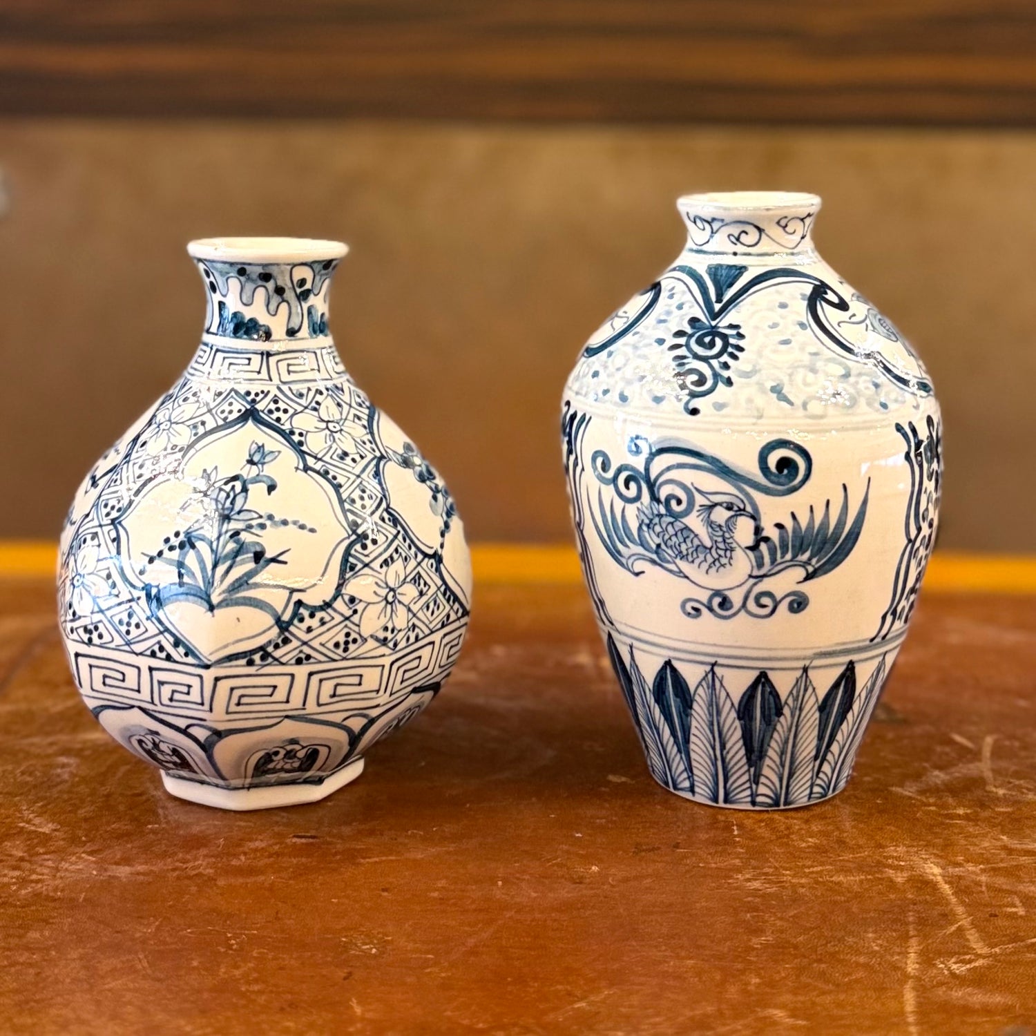 Dos jarroncitos de caolín chinos blanco y azul. China SXIX