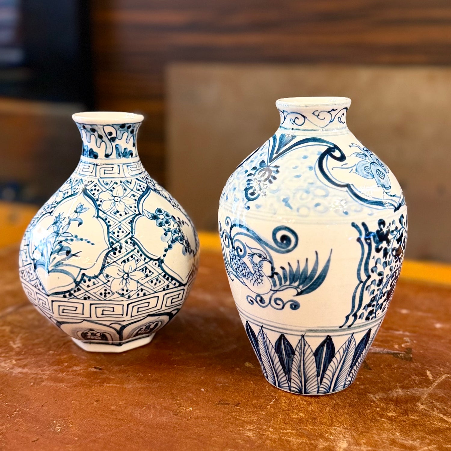 Dos jarroncitos de caolín chinos blanco y azul. China SXIX