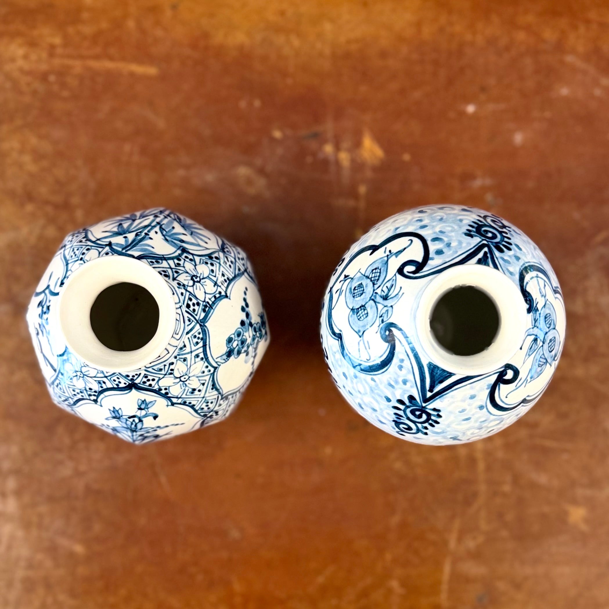Dos jarroncitos de caolín chinos blanco y azul. China SXIX