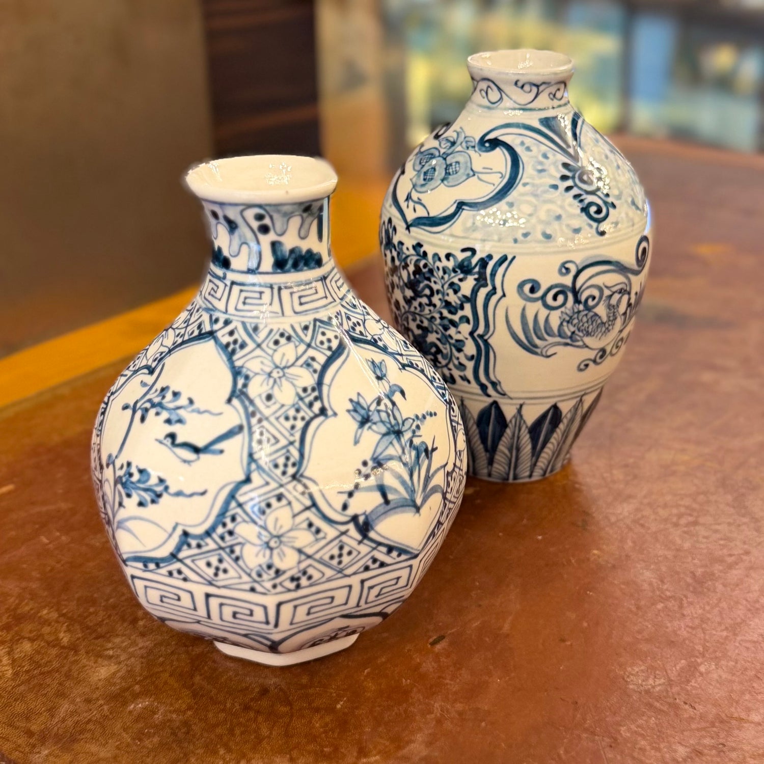 Dos jarroncitos de caolín chinos blanco y azul. China SXIX