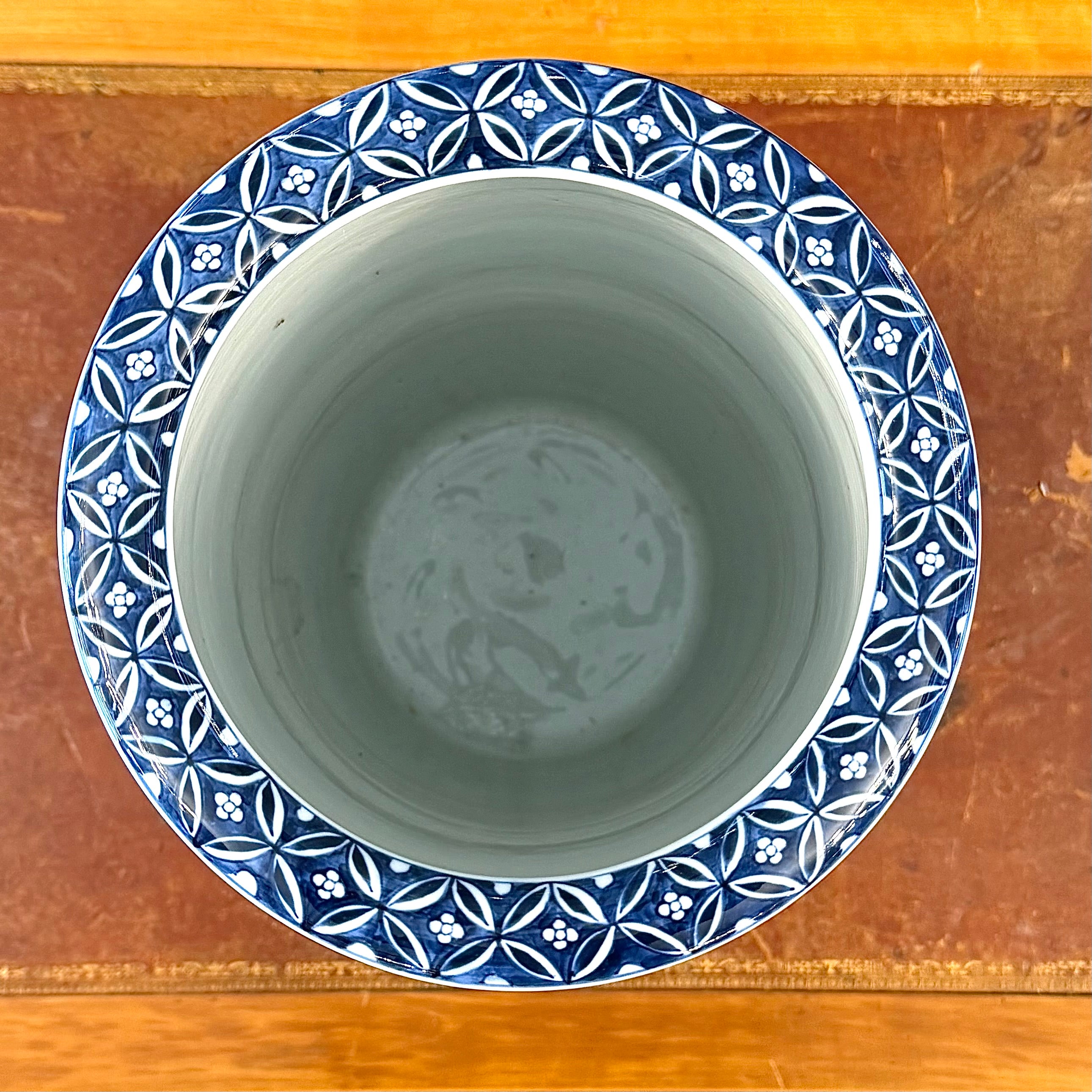 Paragüero de porcelana de caolín azul y blanco. China SXIX