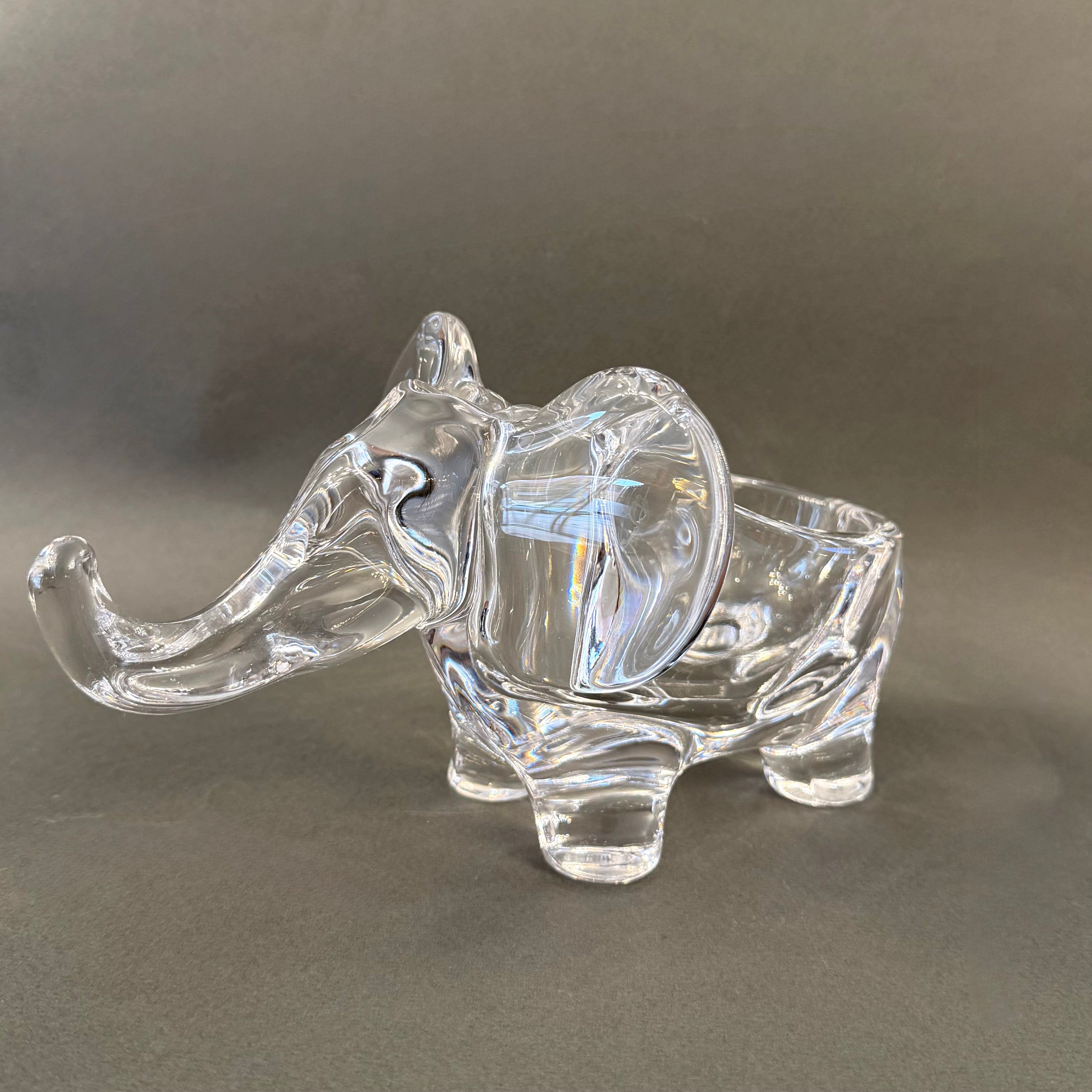 Elefante de cristal francés Vannes-le-Chatel. Francia SXX