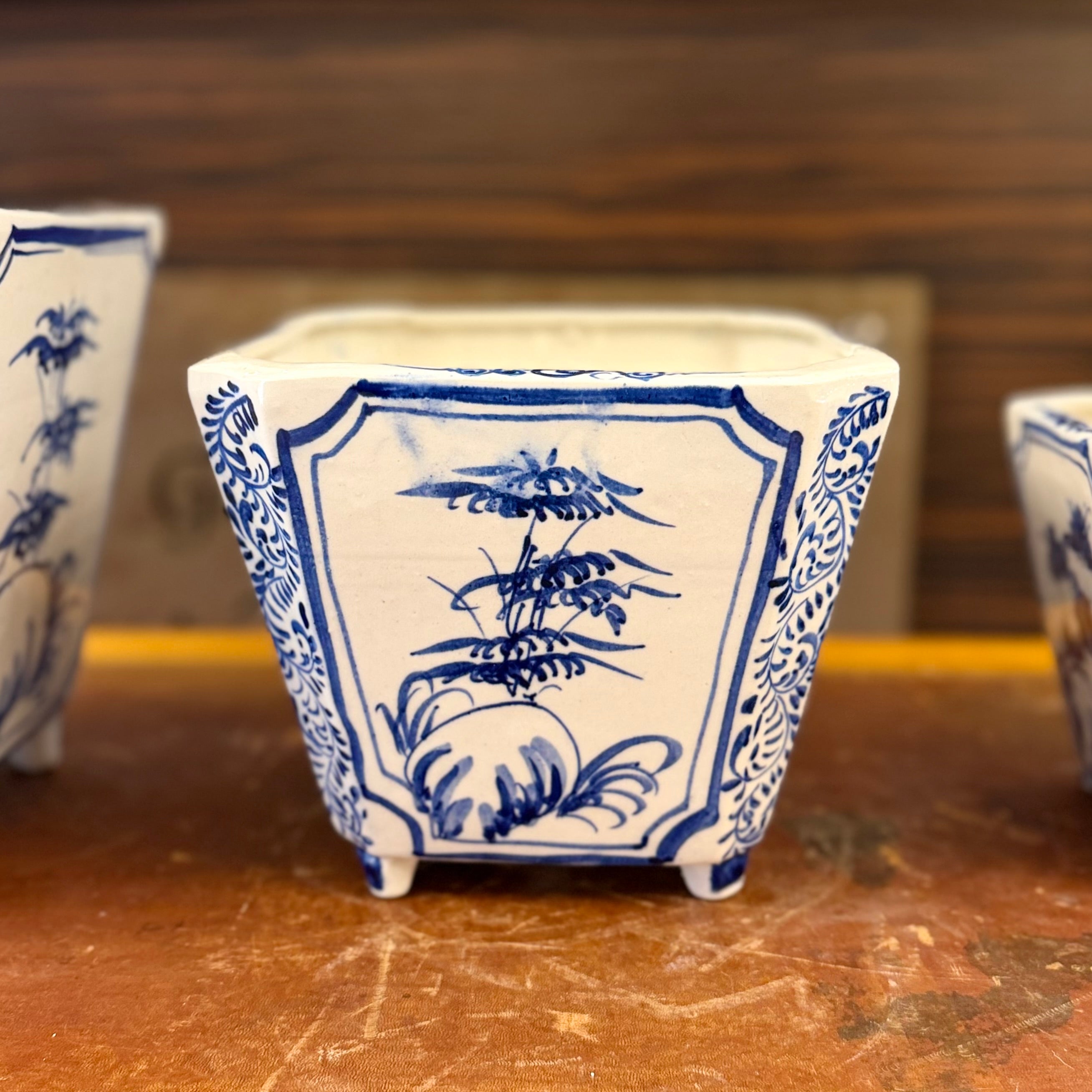 Tres jardineras chinas de caolín blanca y azul. China SXIX