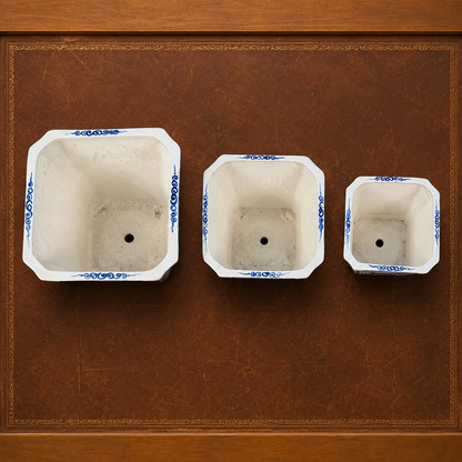Tres jardineras chinas de caolín blanca y azul. China SXIX