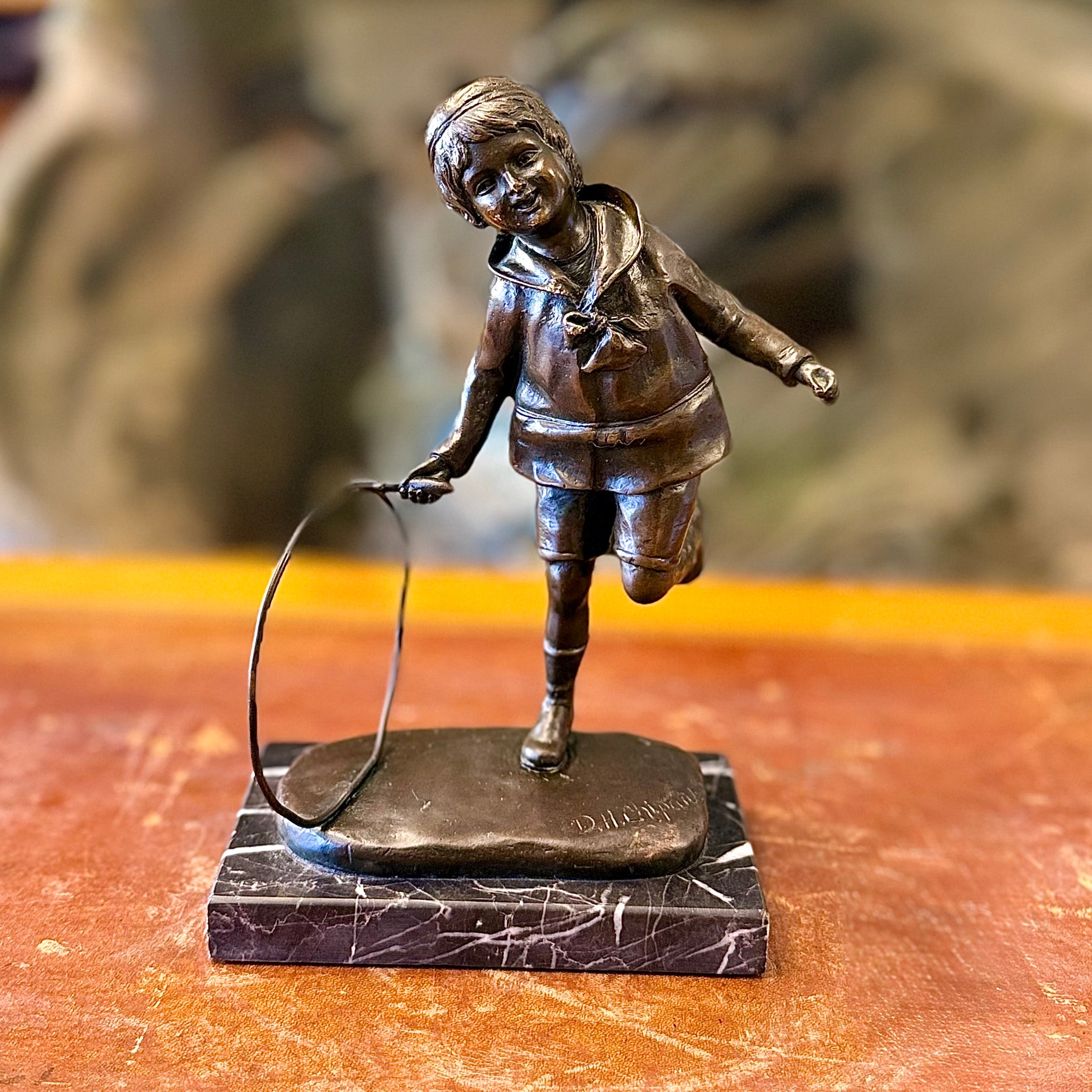 Escultura bronce "Niño con aro" firmada Chiparus. Rumania SXX