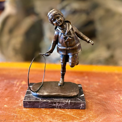 Escultura bronce "Niño con aro" firmada Chiparus. Rumania SXX