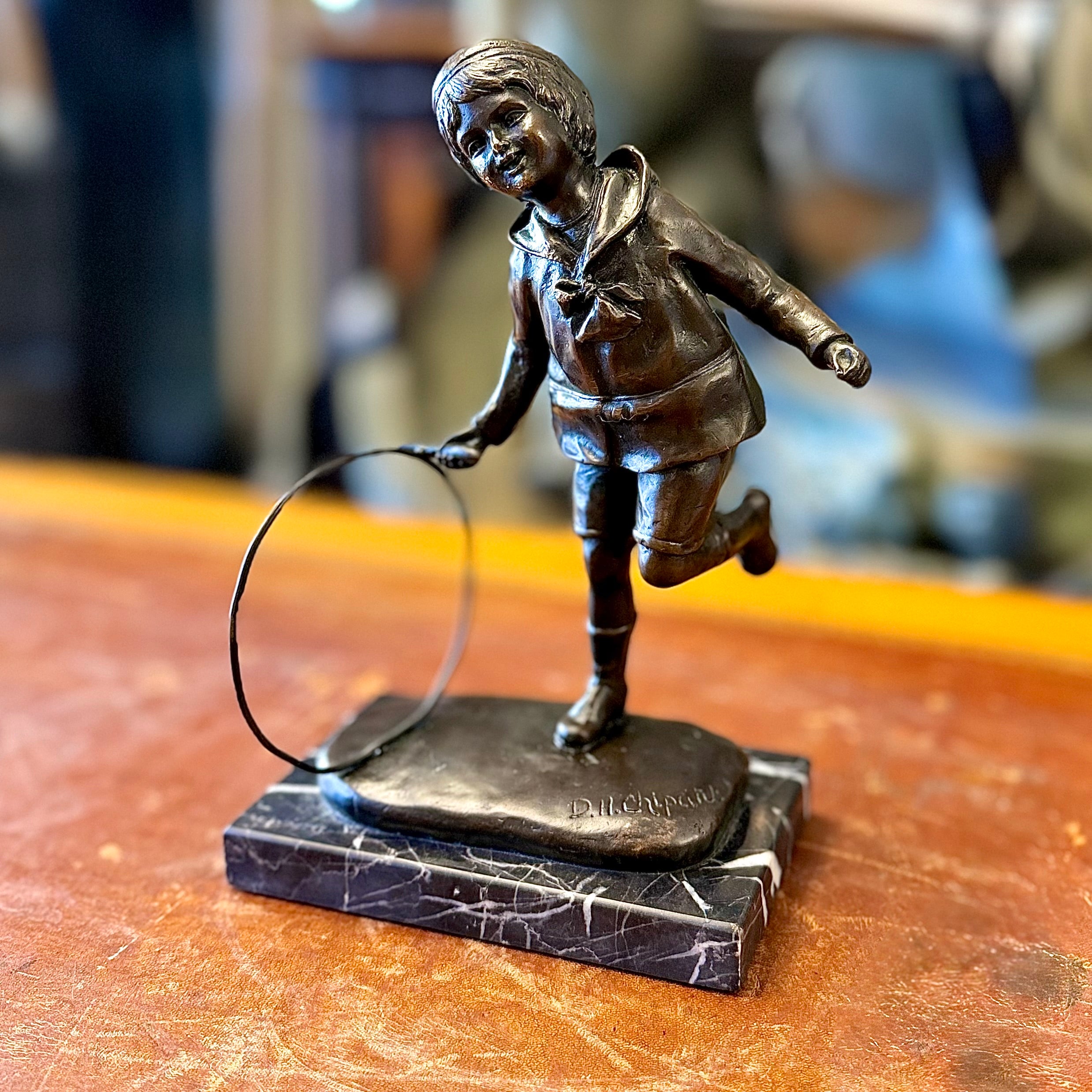 Escultura bronce "Niño con aro" firmada Chiparus. Rumania SXX
