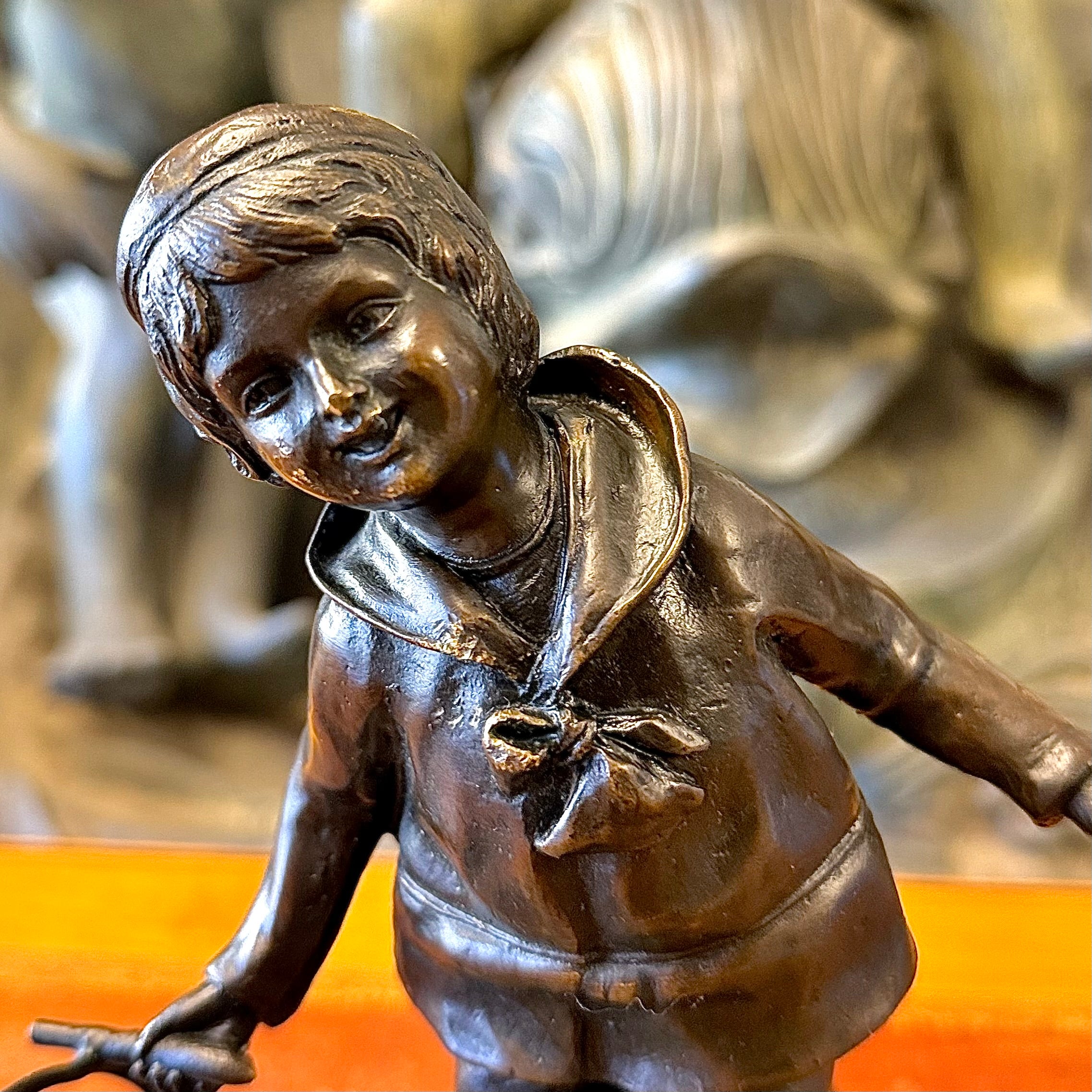 Escultura bronce "Niño con aro" firmada Chiparus. Rumania SXX