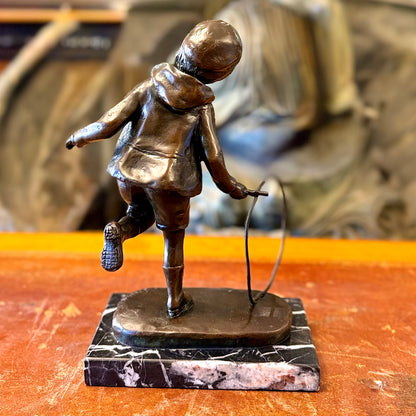 Escultura bronce "Niño con aro" firmada Chiparus. Rumania SXX