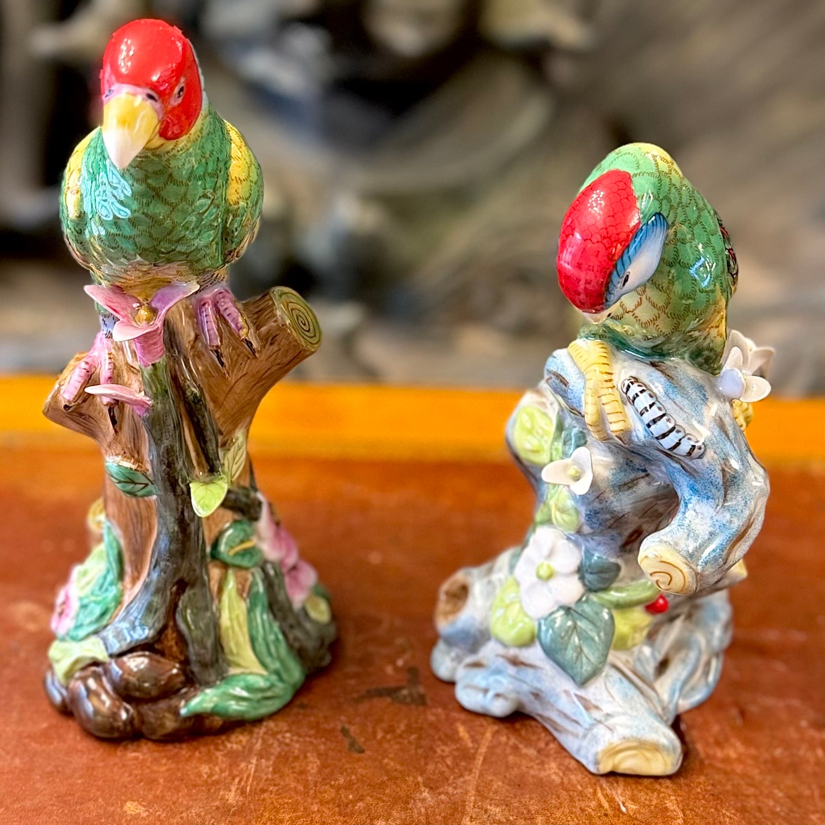 Pareja de loros de porcelana alemanes. Alemania SXIX
