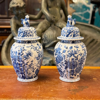 Par de jarrones con tapa Delft Compañia de Indias. Hlanda SXVIII