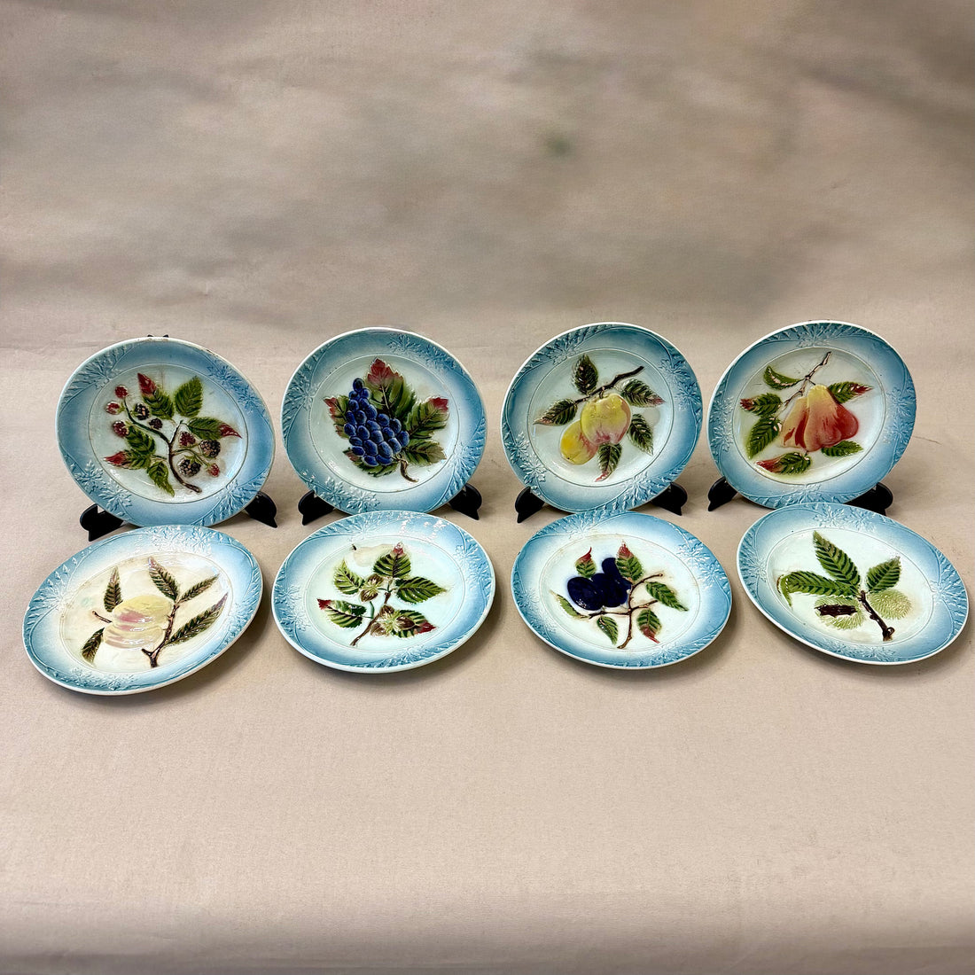 Juego de platos de mayólica con decoración frutal. Francia SXIX