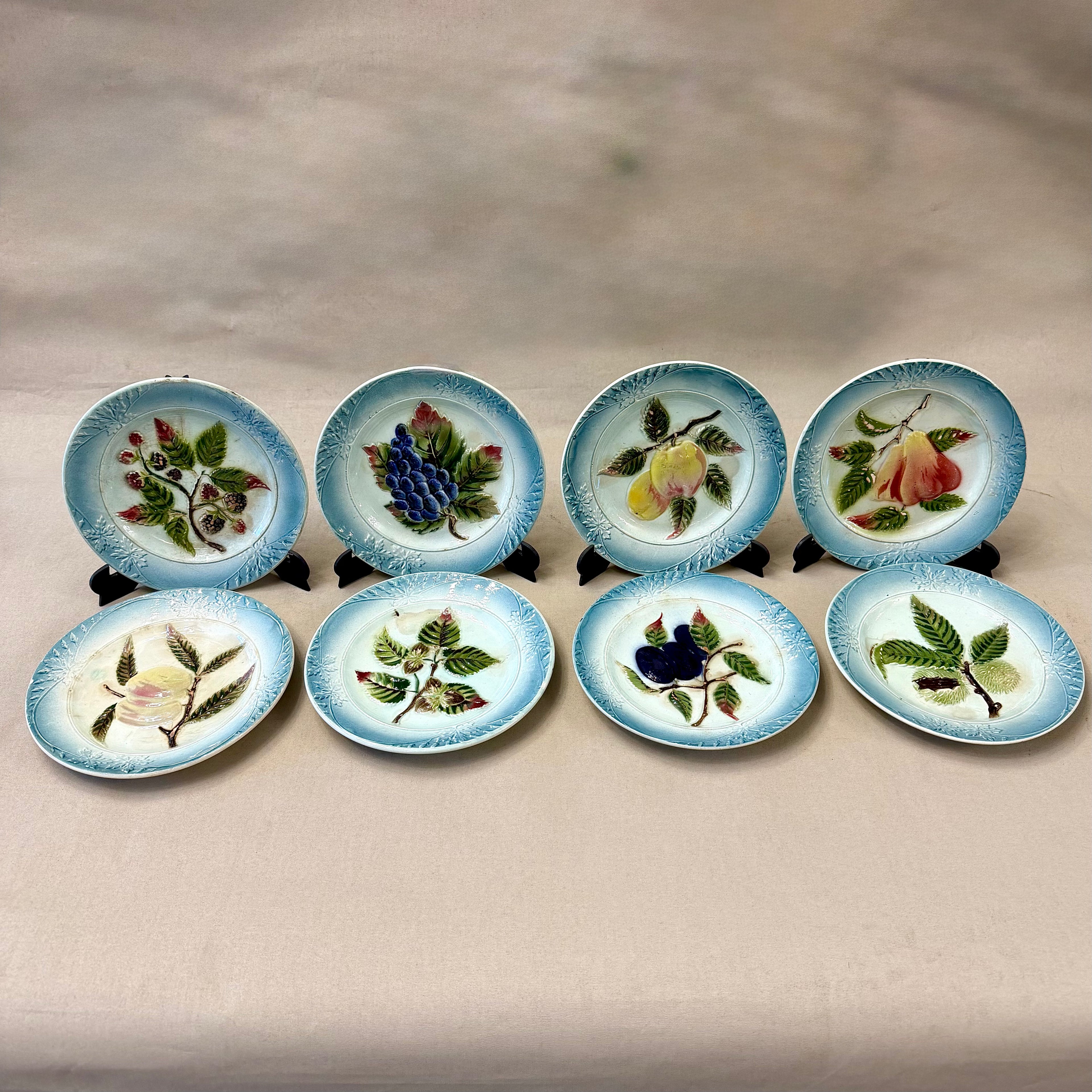 Juego de platos de mayólica con decoración frutal. Francia SXIX