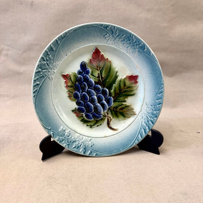 Juego de platos de mayólica con decoración frutal. Francia SXIX