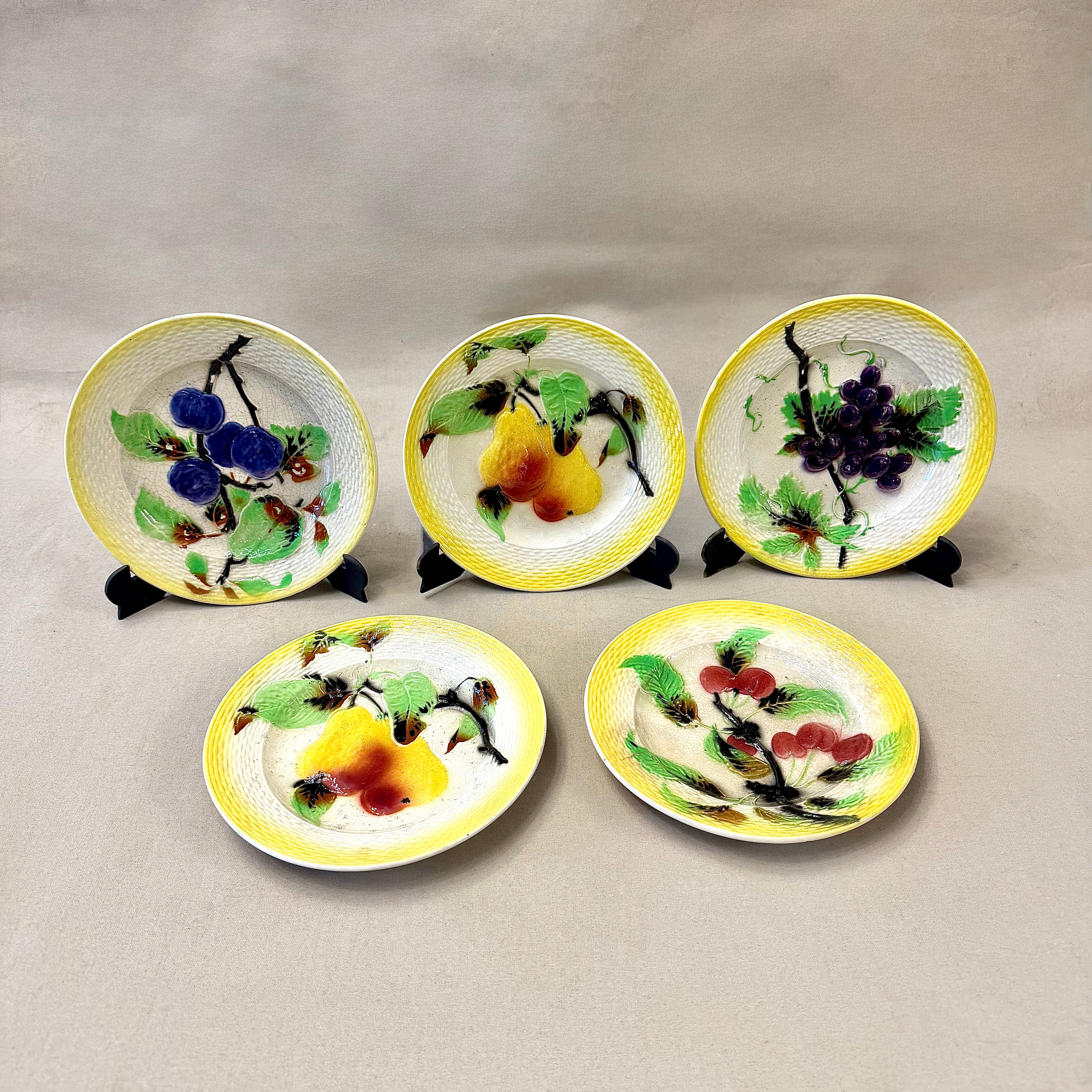 Juego de platos de mayólica frutas Moulin des loups. Francia SXX