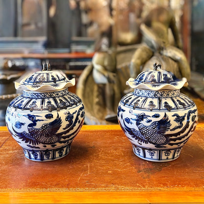 Par de jarrones con tapa blanco y azul. China SXVIII