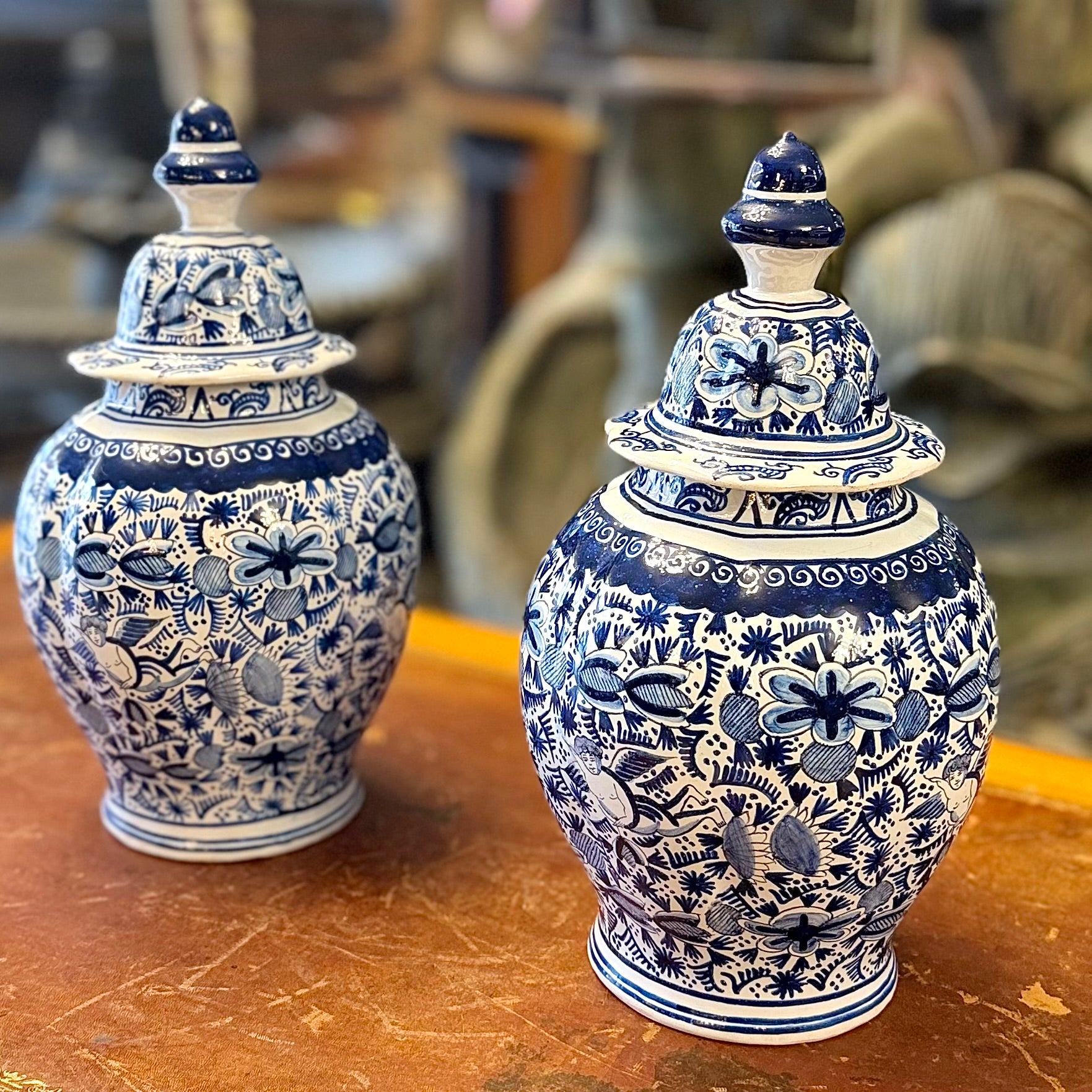 Par de jarrones Holandeses L.V.S blanco y azul. Holanda SXVIII