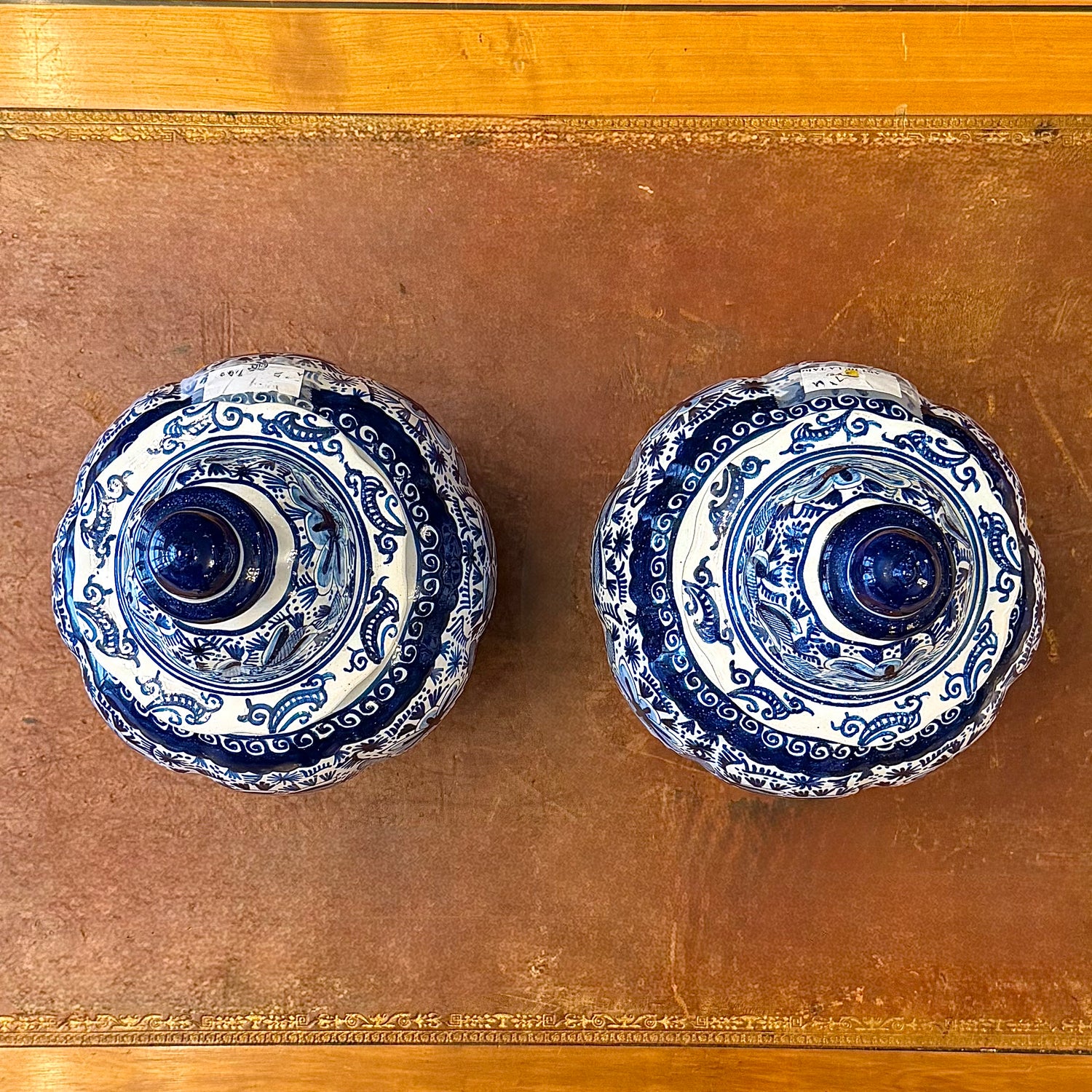 Par de jarrones Holandeses L.V.S blanco y azul. Holanda SXVIII