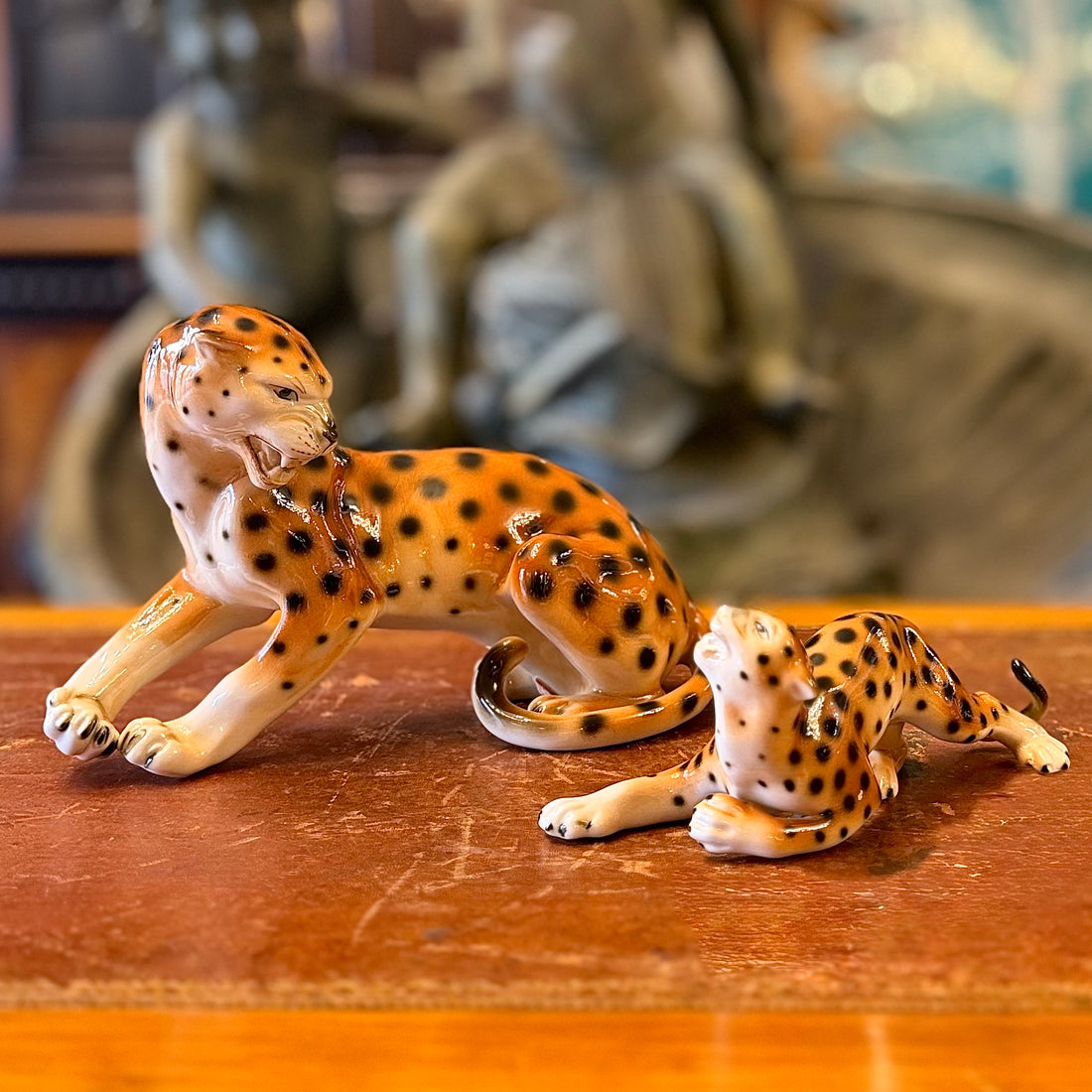 Pareja de guepardos de porcelana Royal Dux. Checoeslovaquia XX