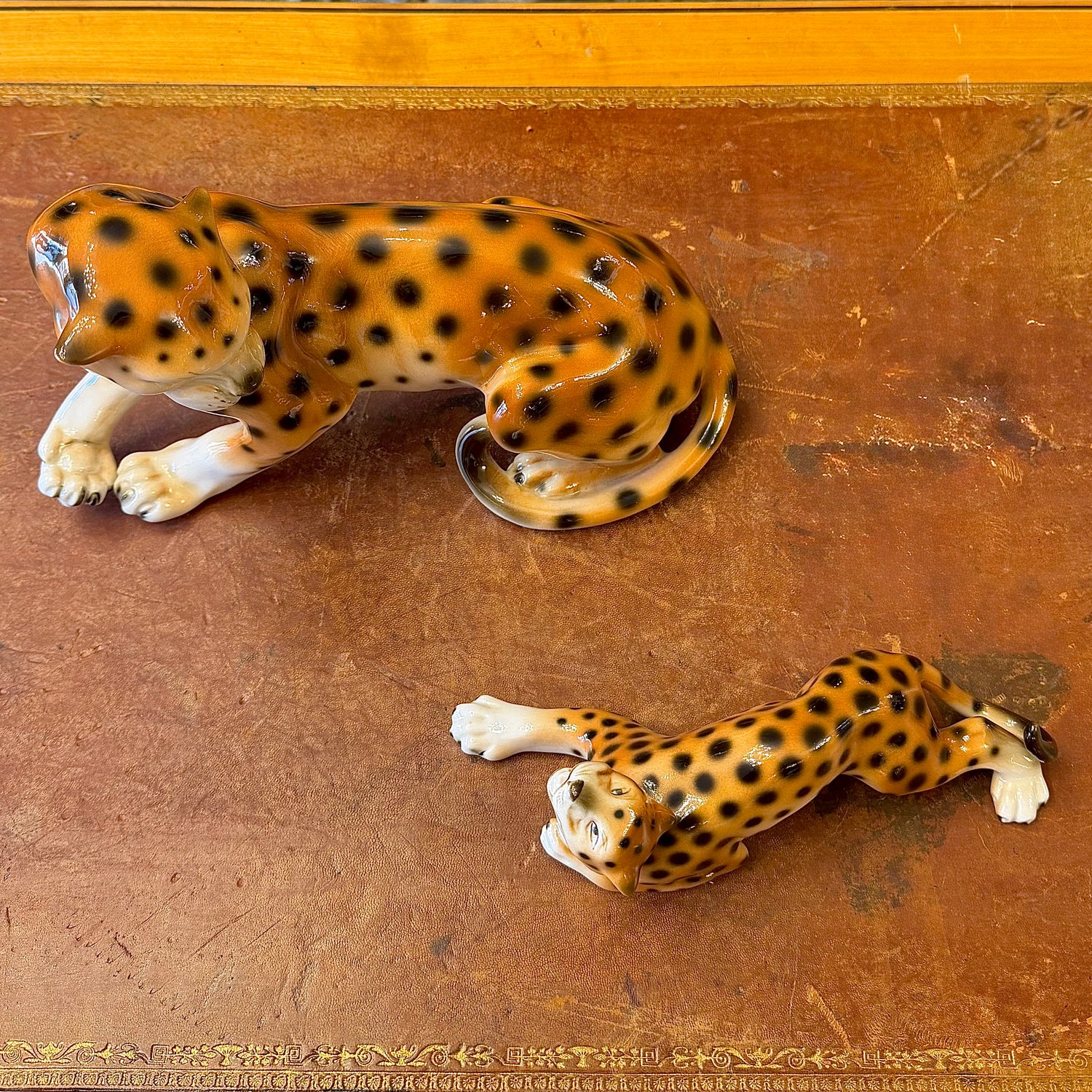 Pareja de guepardos de porcelana Royal Dux. Checoeslovaquia XX