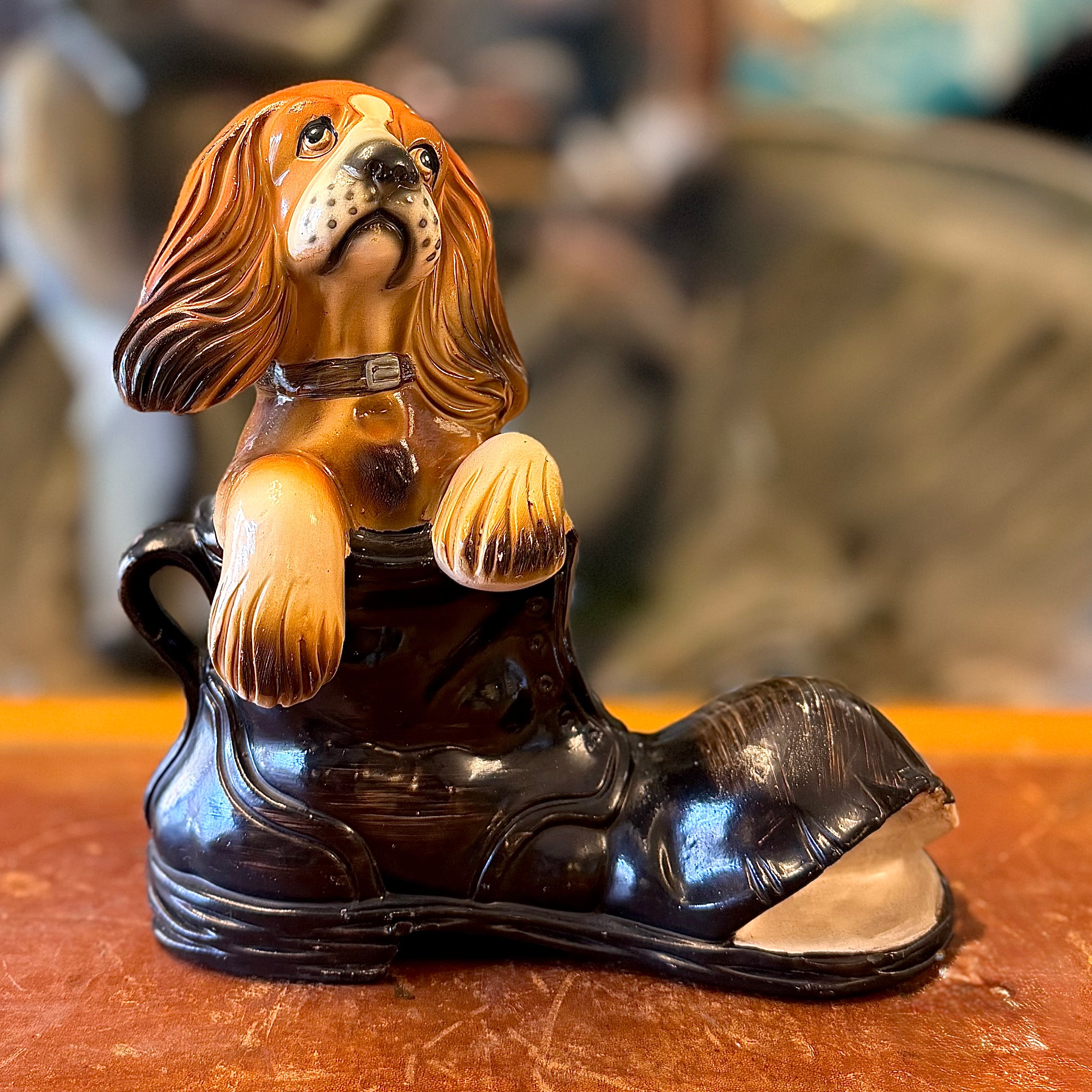 Perro dentro de un bototo en porcelana. Alemania SXX