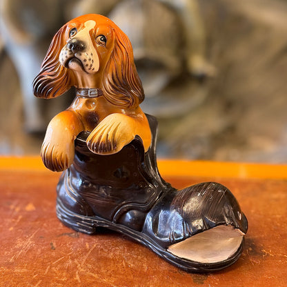 Perro dentro de un bototo en porcelana. Alemania SXX