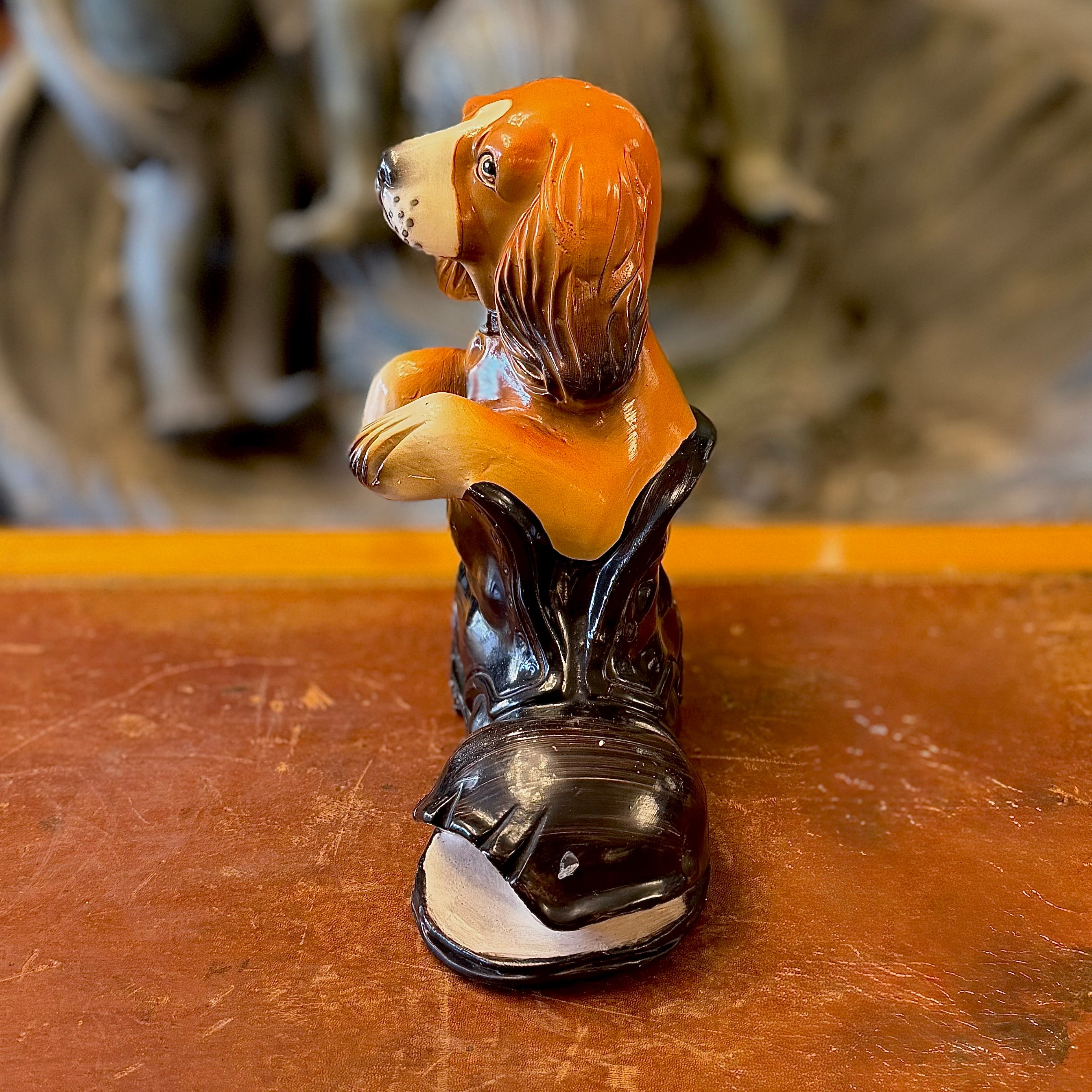 Perro dentro de un bototo en porcelana. Alemania SXX