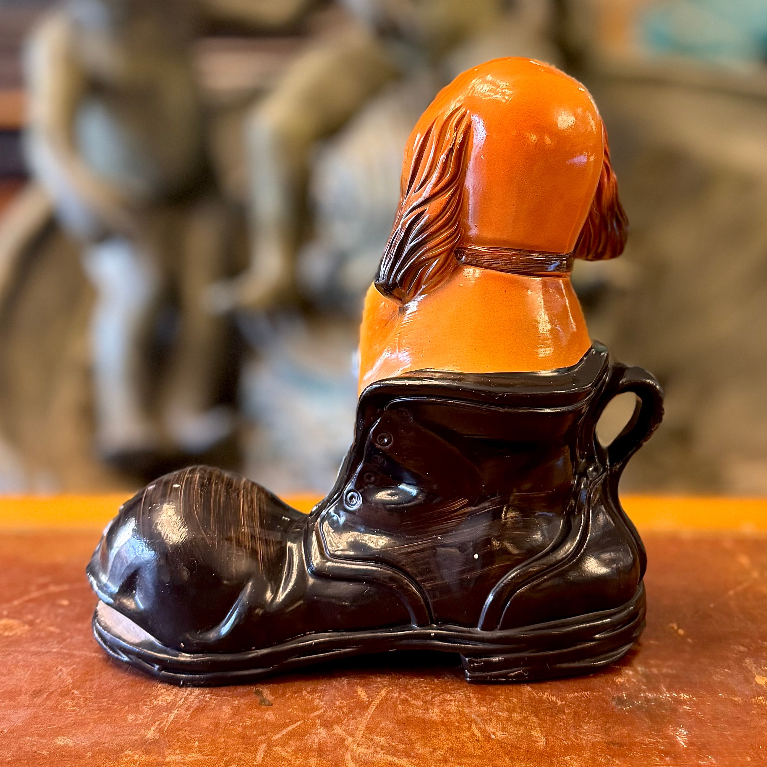 Perro dentro de un bototo en porcelana. Alemania SXX