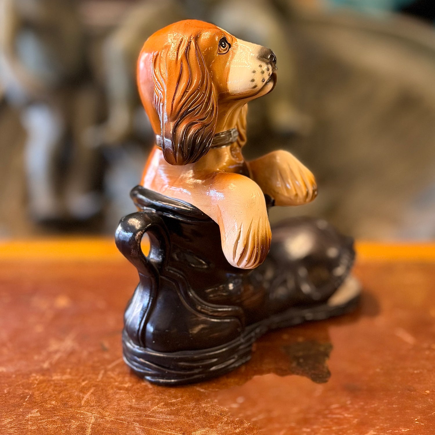 Perro dentro de un bototo en porcelana. Alemania SXX