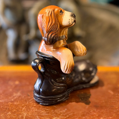 Perro dentro de un bototo en porcelana. Alemania SXX
