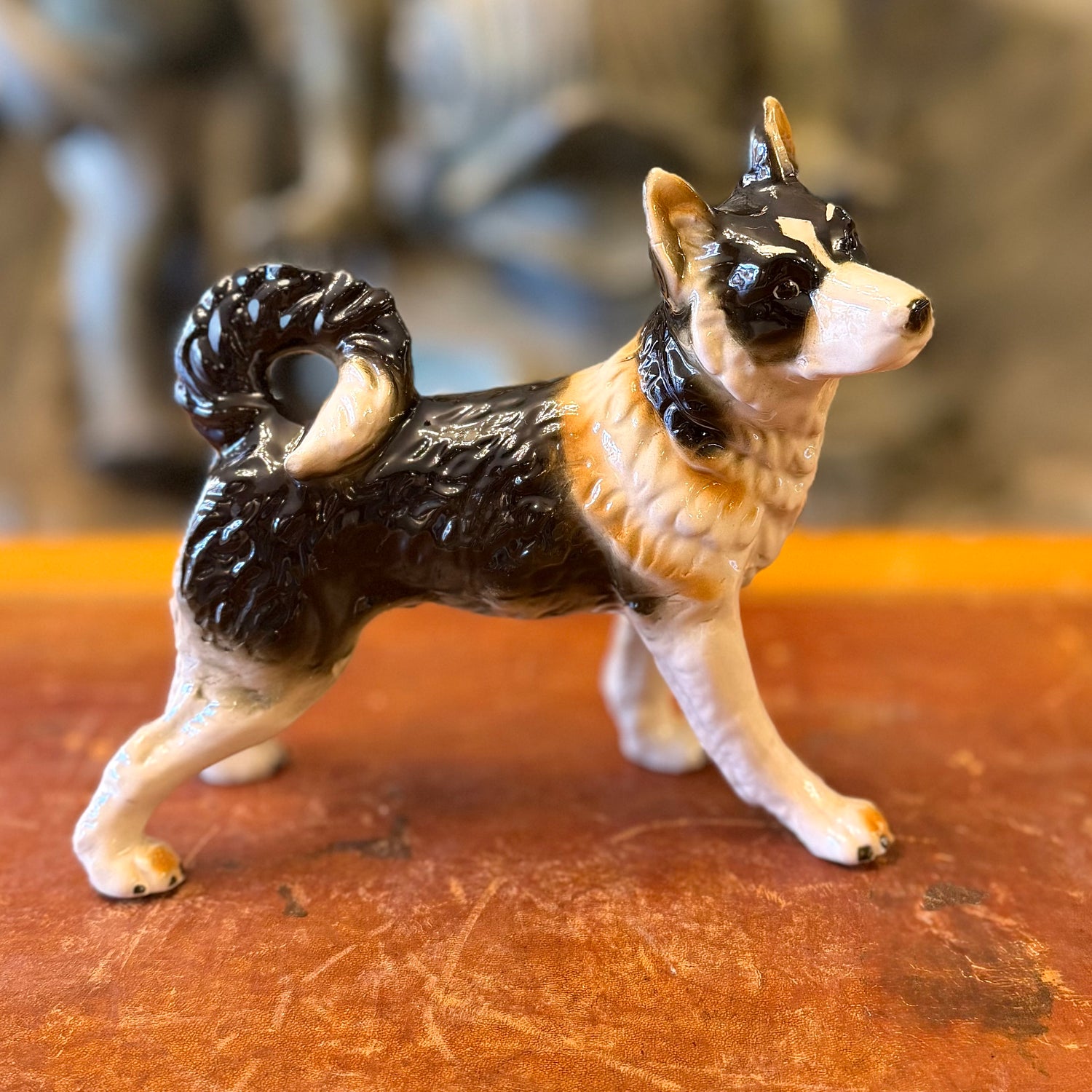 Figura perro porcelana sello Erphila. Alemania SXX