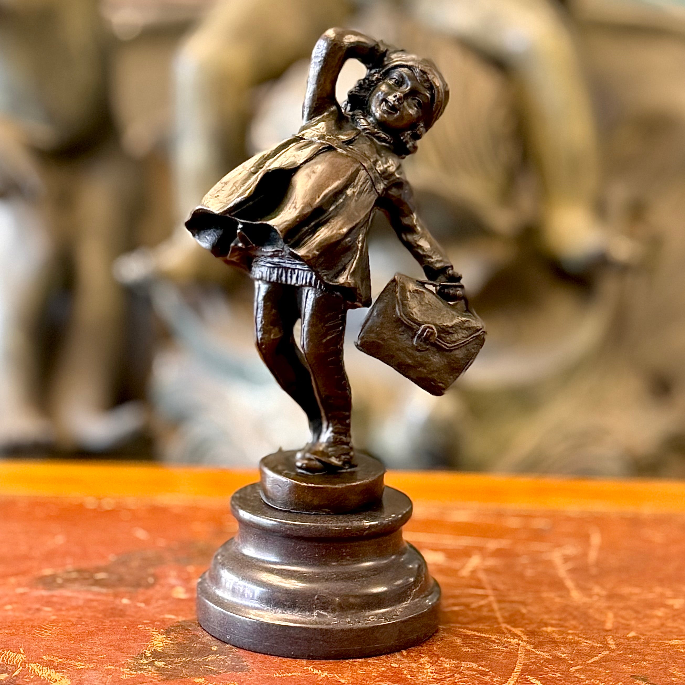 Escultura bronce "La Colegiala" Demetre Chiparus. Francia SXX