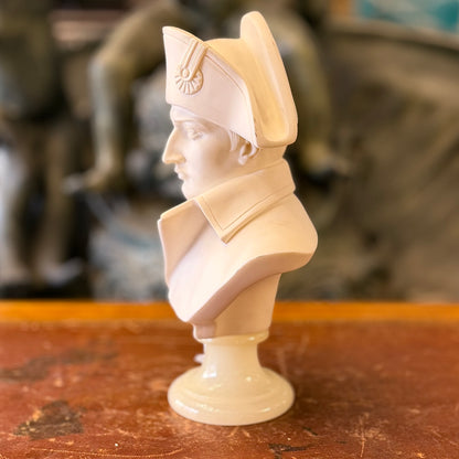 Escultura Napoleón de alabastro firmada A. Giannelli. Italia SXX