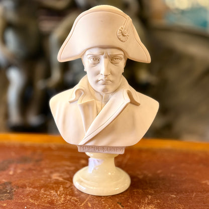 Escultura Napoleón de alabastro firmada A. Giannelli. Italia SXX