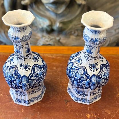 Par de jarrones holandeses Compañía de Indias Delft. Holanda SXVIII