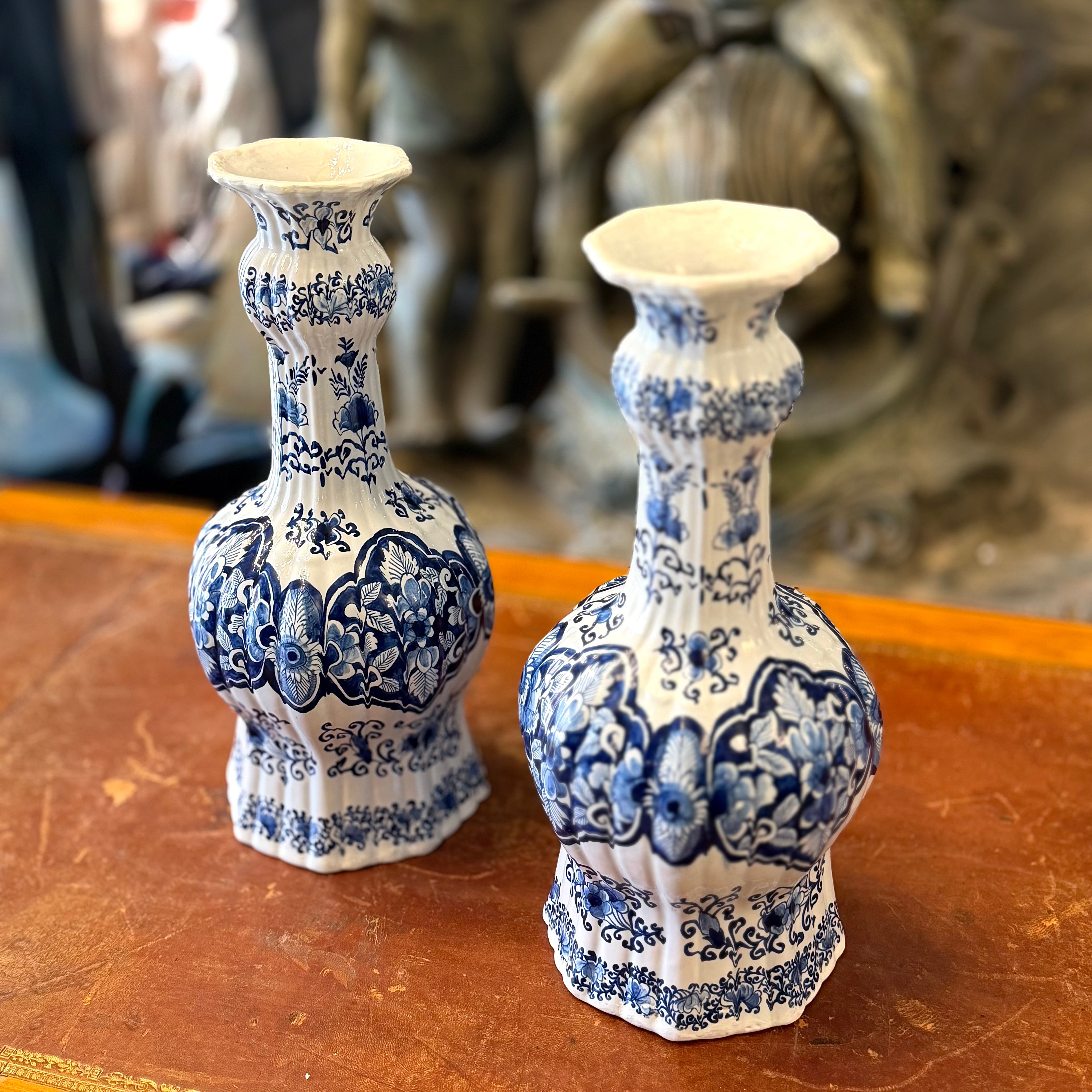 Par de jarrones holandeses Compañía de Indias Delft. Holanda SXVIII